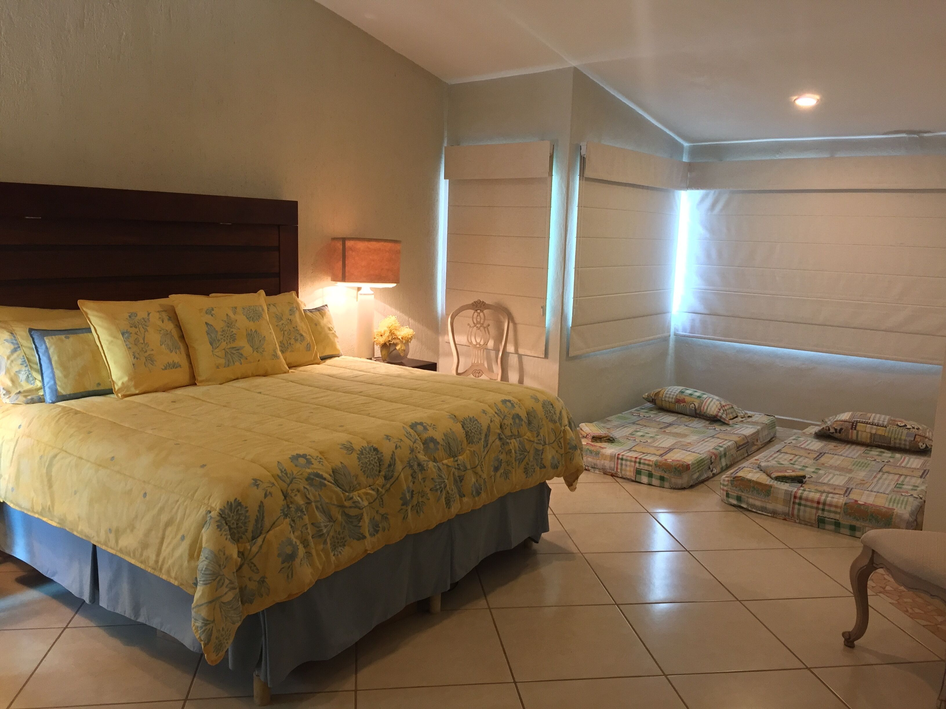 Beach house in Manzanillo with swimming pool and tennis court with a/c
