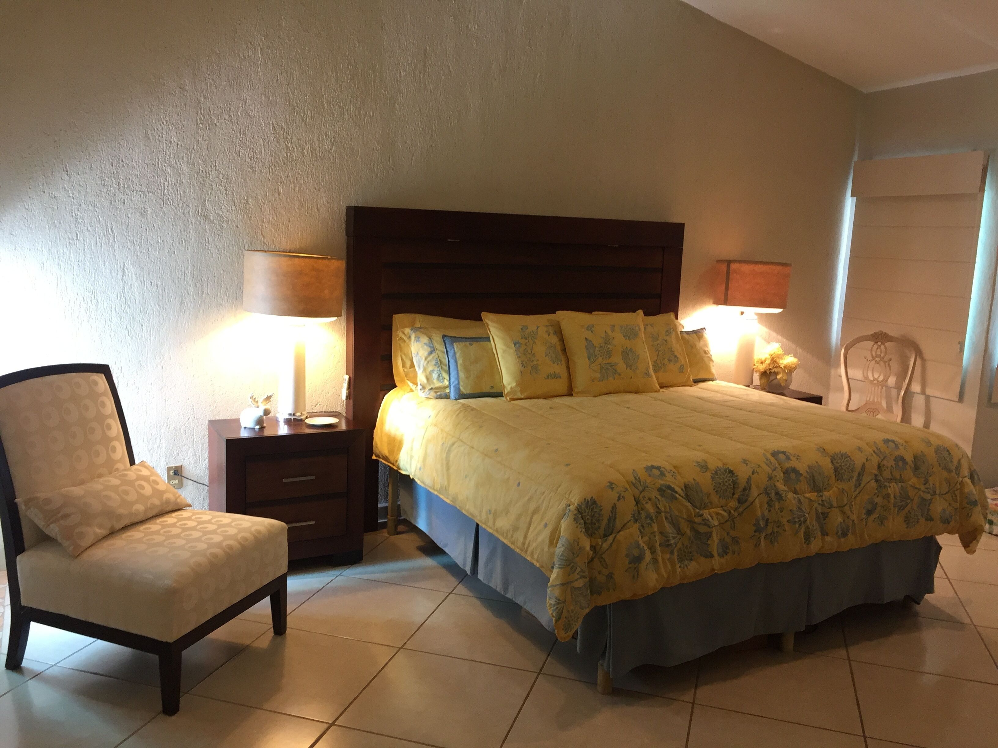 Beach house in Manzanillo with swimming pool and tennis court with a/c