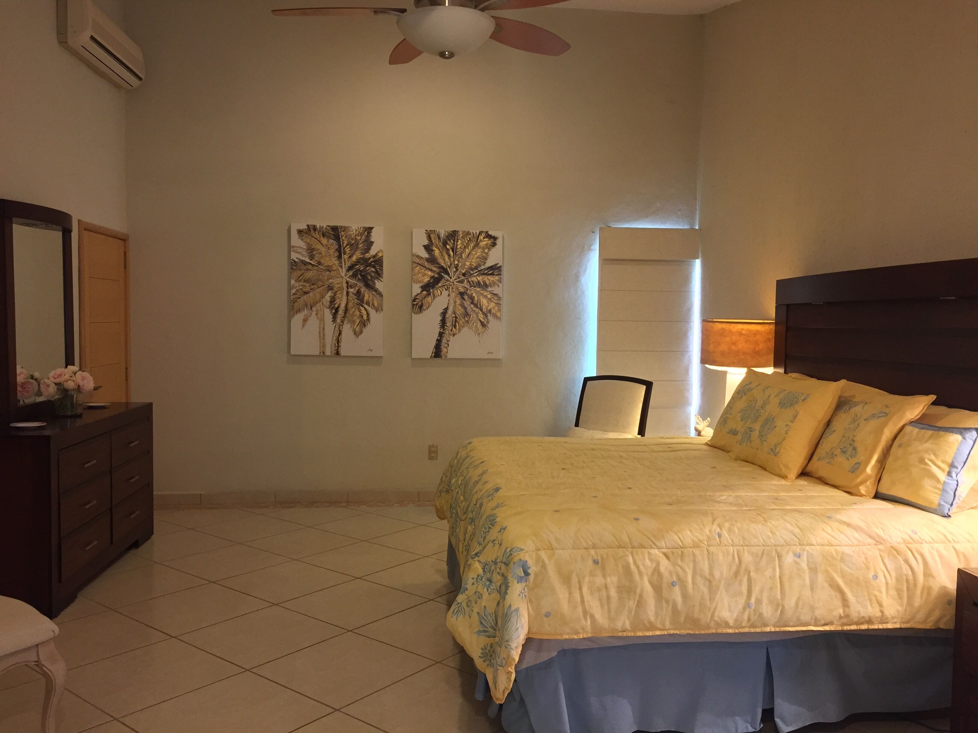 Beach house in Manzanillo with swimming pool and tennis court with a/c