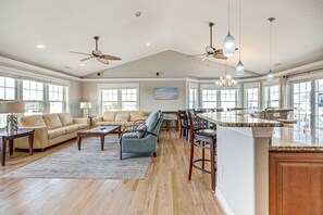 TV, peis, DVD-spiller og stereoanlegg