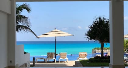 Beachfront resort in best location, walk to best clubs and restaurants