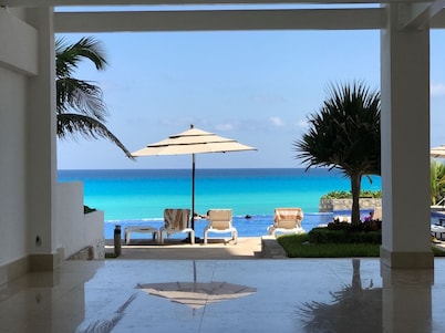 Beachfront resort in best location, walk to best clubs and restaurants