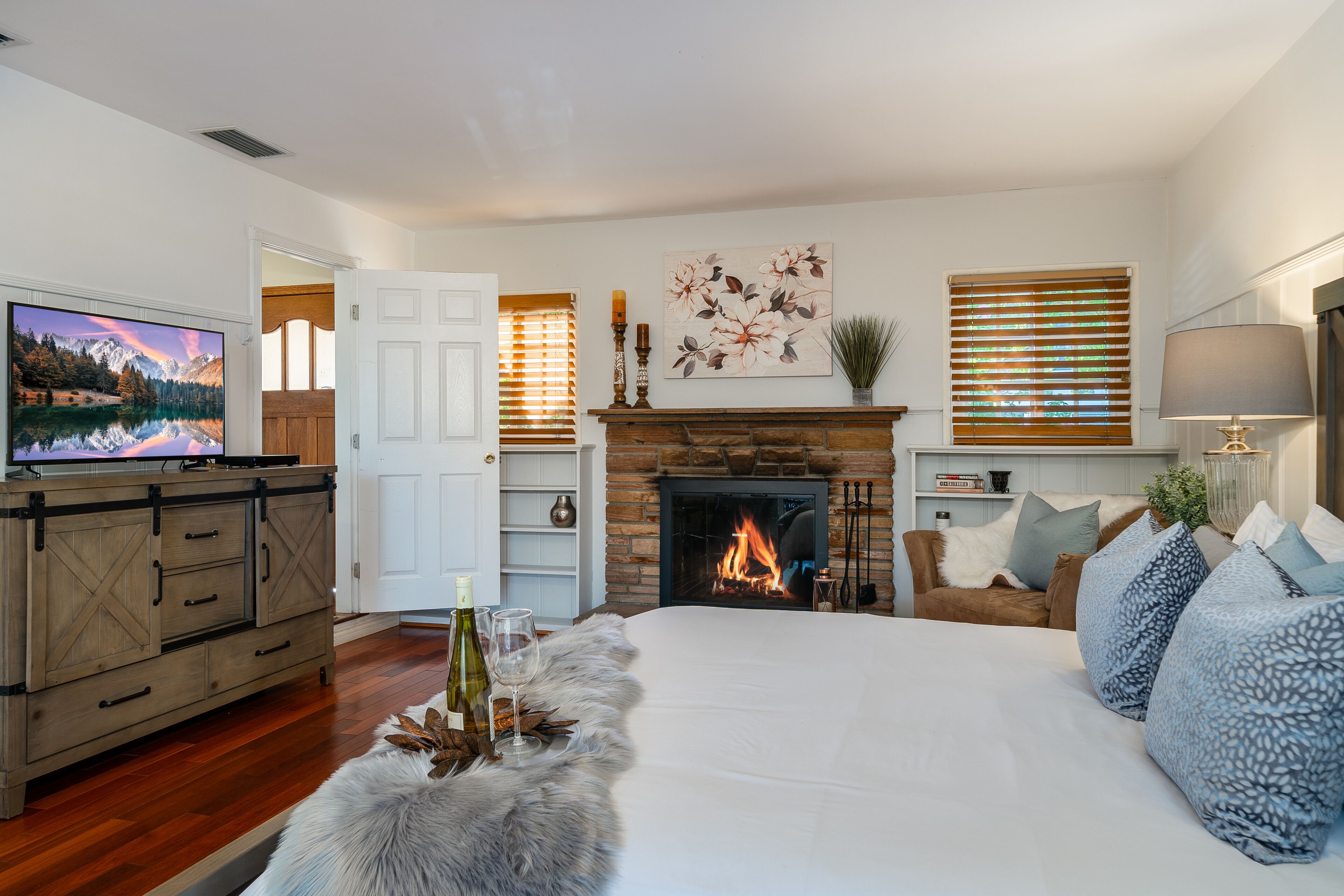 111 Sherman Oaks entire home near Universal Studios with Tesla Charger