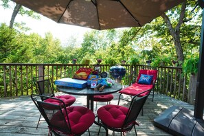 Outdoor dining - Tree Fort Balcony Suite (Springfield)