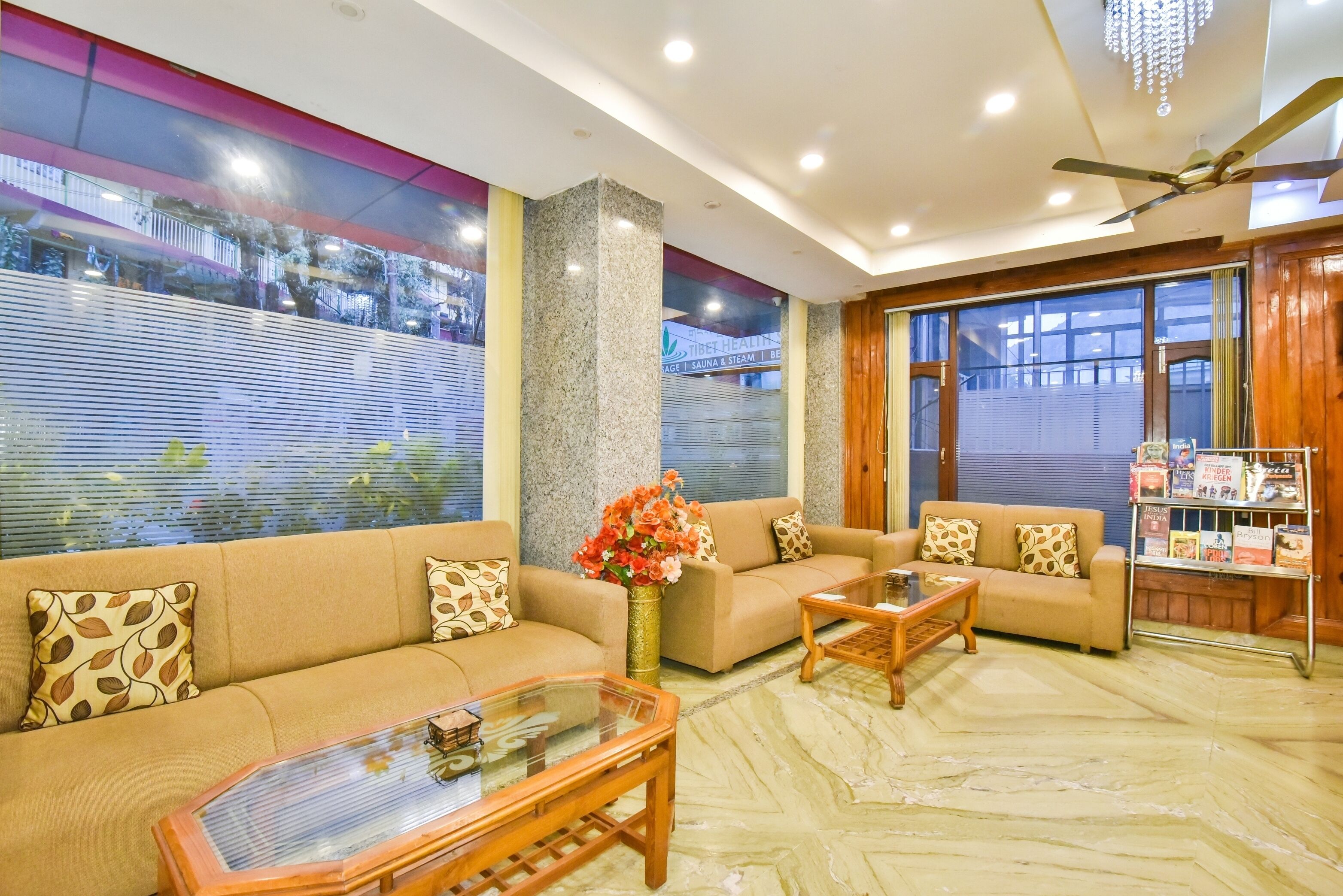 Una sala de estar moderna con un conjunto de sofá, una mesa de centro y una estantería.