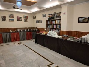 Café da manhã com buffet todos os dias mediante uma taxa