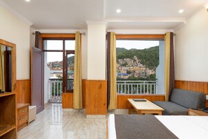 尊荣客房, 阳台, 山景 | 办公桌、免费 WiFi、床单