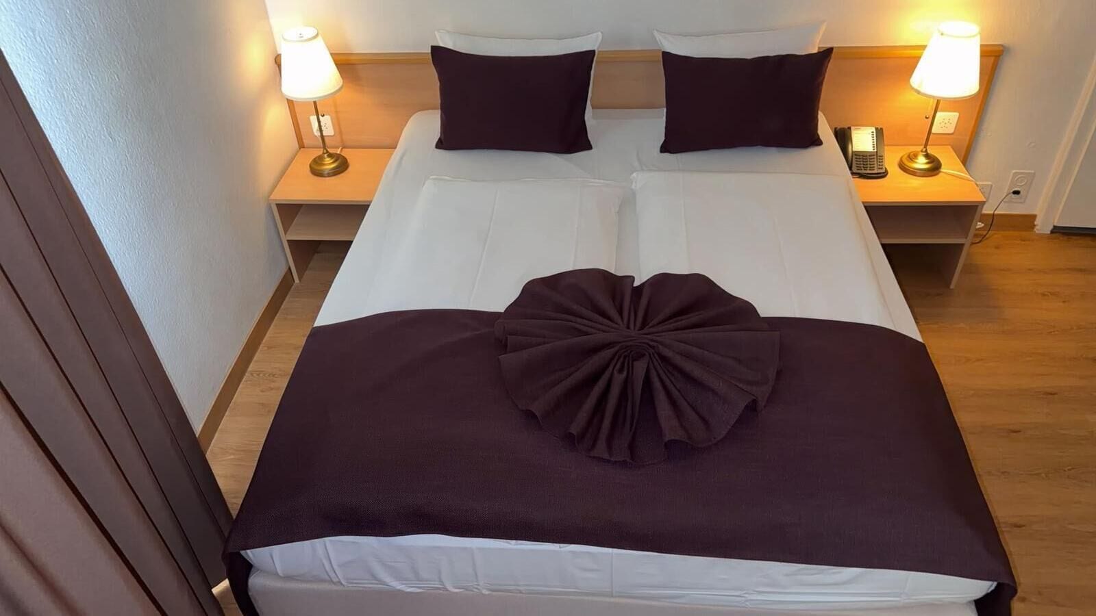 Dobbeltrom – standard | Skrivebord, blendingsgardiner, lydisolert og strykejern/-brett