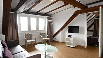 Escritorio, cortinas blackout y sistema de insonorización