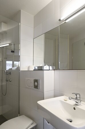 Dusche, kostenlose Toilettenartikel, Haartrockner, Handtücher