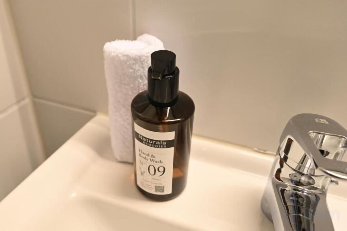 Ducha, artículos de tocador gratuitos, secador de pelo, toallas