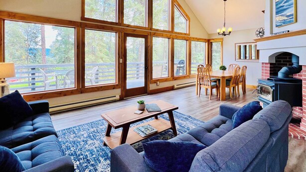 TV, fireplace, offices - Tree Top Cabin with access to Flathead Lake (Rollins)