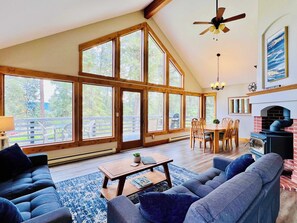 TV, fireplace, offices - Tree Top Cabin with access to Flathead Lake (Rollins)