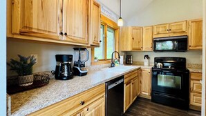 Coffee/tea maker, fridge, microwave, oven - Tree Top Cabin with access to Flathead Lake (Rollins)