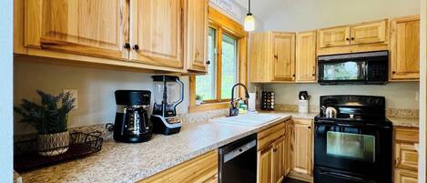 Kjøleskap, mikrobølgeovn, ovn og kokeplater