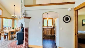 3 bedrooms, desk, iron/ironing board, WiFi - Tree Top Cabin with access to Flathead Lake (Rollins)