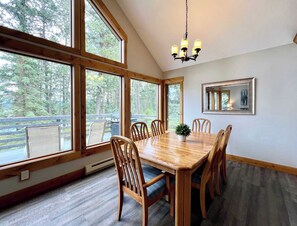 Dining - Tree Top Cabin with access to Flathead Lake (Rollins)