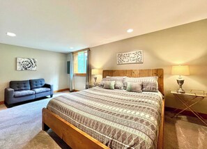 3 soverom, skrivebord, strykejern/-brett og reiseseng for barn