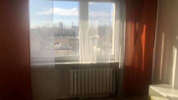 Condo básico, varias camas | 1 habitación, tabla de planchar con plancha y wifi gratis