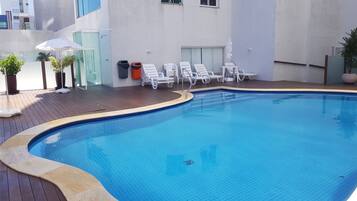 Een buitenzwembad, een verwarmd zwembad