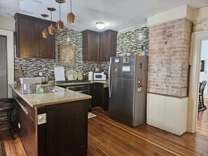 Réfrigérateur, micro-ondes, four, plaque de cuisson