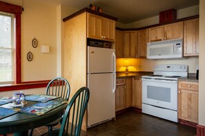 Fridge, microwave, oven, toaster - The Inn at Croftville Road Cottages #7. On the Shore of Lake Superior. (Grand Marais)