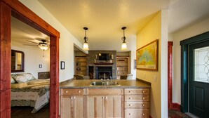 Una cocina con armarios de madera, encimera de granito y estufa integrada.