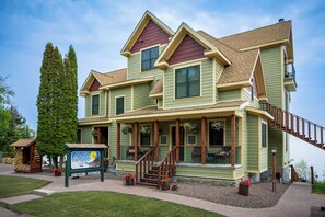 Exterior - The Inn at Croftville Road Cottages #7. On the Shore of Lake Superior. (Grand Marais)