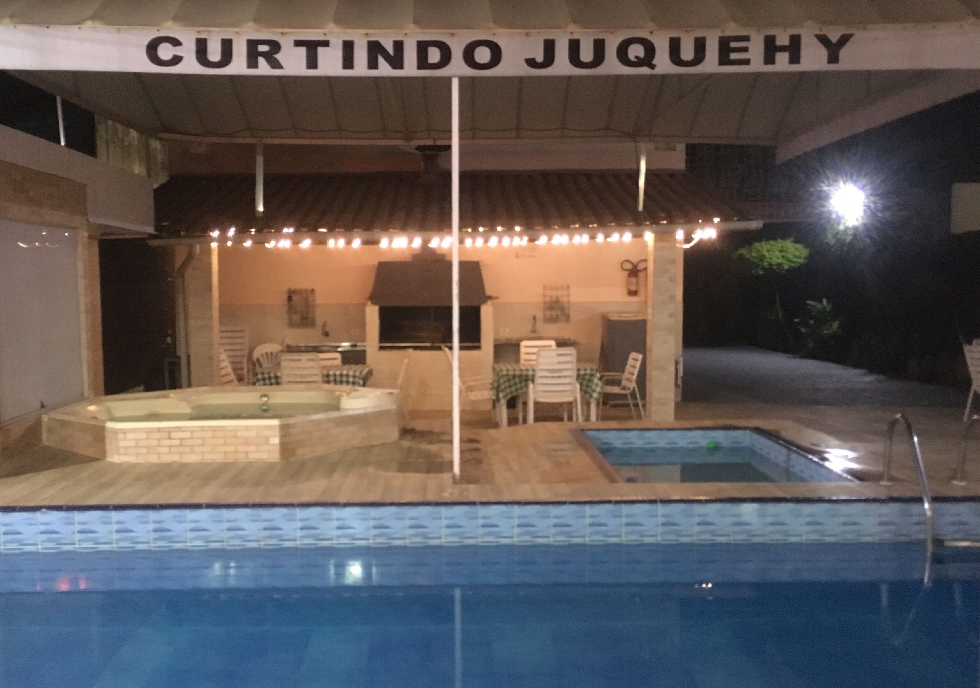 Sobradinho in "Curtindo Juqüehy" with jacuzzi, swimming pools and grills