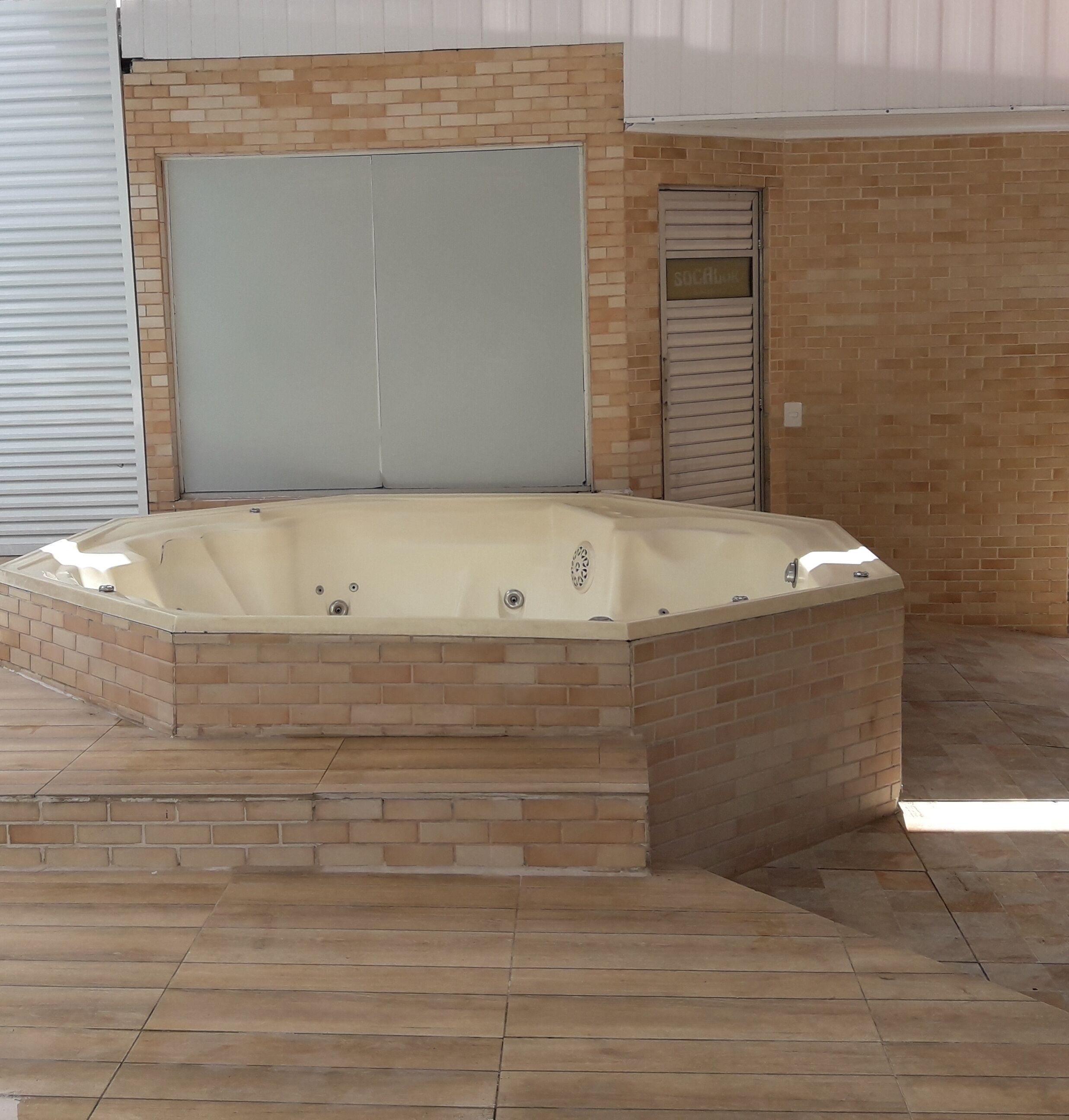 Sobradinho in "Curtindo Juqüehy" with jacuzzi, swimming pools and grills