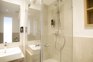 Shower, hair dryer, towels, soap - Nordsee-Hotel Hinrichsen (Husum)