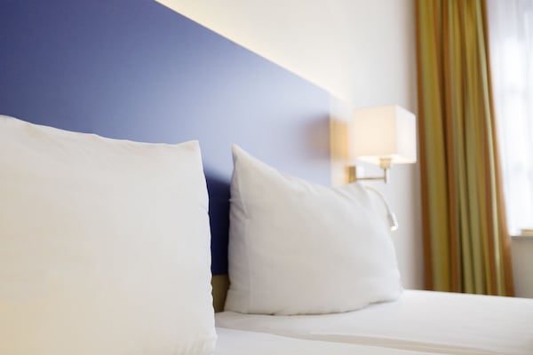 Zimmersafe, Schreibtisch, kostenloses WLAN, Bettwäsche