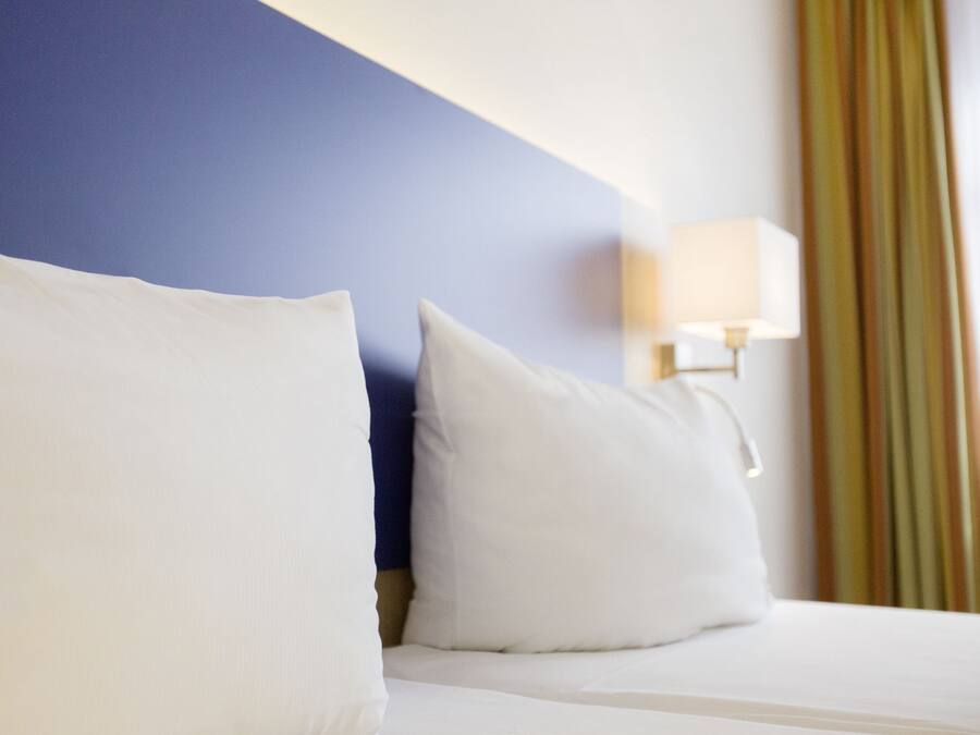 Een kluis op de kamer, een bureau, gratis wifi, beddengoed