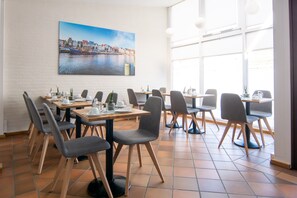 Daily buffet breakfast for a fee - Nordsee-Hotel Hinrichsen (Husum)