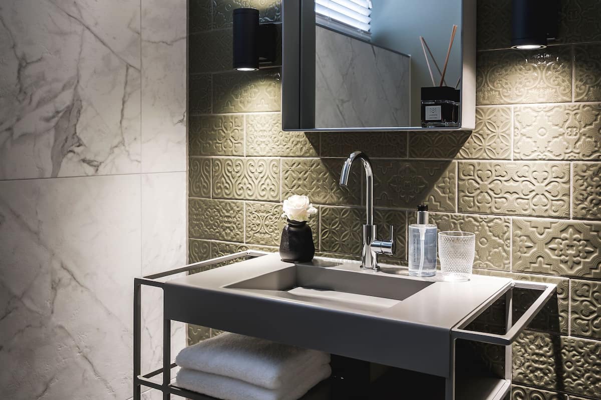 deluxe double room | bathroom sink