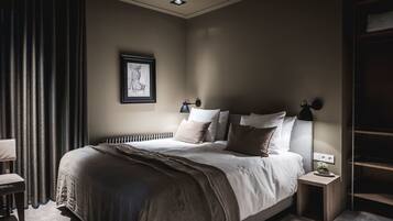 Deluxe Double Room | Soundproofing, free cribs/infant beds, free WiFi, bed sheets