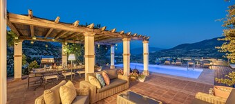 Villa rurale traditionnelle avec une vue fantastique et une grande piscine privée