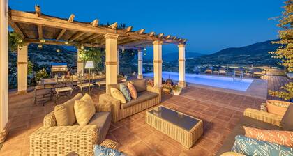 Perinteinen maaseudun huvila, josta on upeat näkymät ja suuri uima-allas