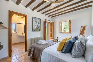 4 chambres, bureau, fer et planche à repasser, lit parapluie