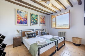 4 chambres, bureau, fer et planche à repasser, lit parapluie