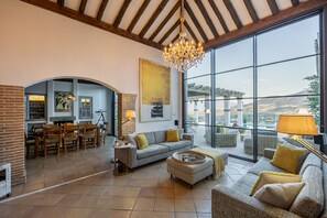 Smart TV, fireplace, DVD player, books - Exclusive Country Villa with Stunning Views & Infinity Pool (Restabal)