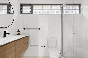 Shower, hair dryer, towels, soap - Heavenly Spa Retreat is a cosy and private retreat exclusively for couples. (Bateau Bay)