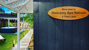 Placa de madeira dando as boas-vindas aos hóspedes ao Heavenly Spa Retreat, na 2 Tims Lane.