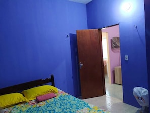 2 habitaciones, tabla de planchar con plancha y ropa de cama 