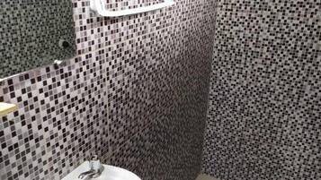 Artículos de tocador gratuitos, toallas, papel higiénico