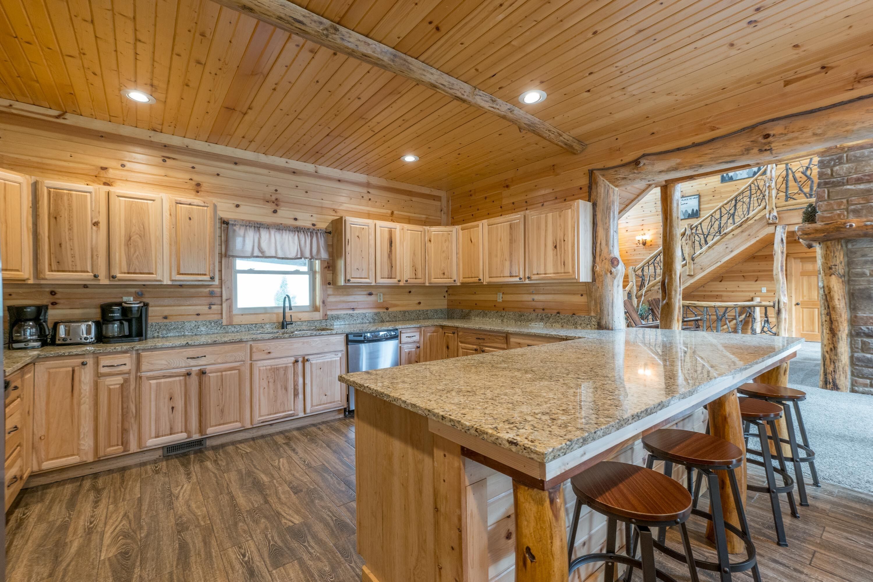 Stunning 7 bedroom lodge with in-ground pool! Just minutes from Cantwell Cliffs!