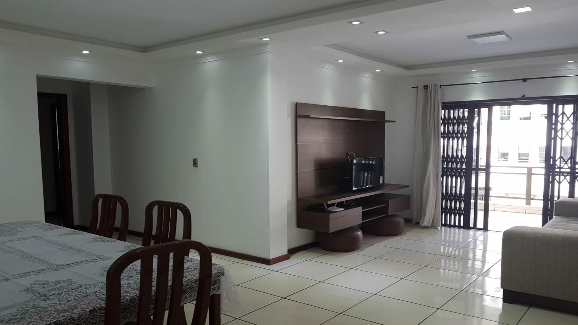 Air conditioning in 3 bedrooms, barbecue, 1 parking space, 1 block from the sea.