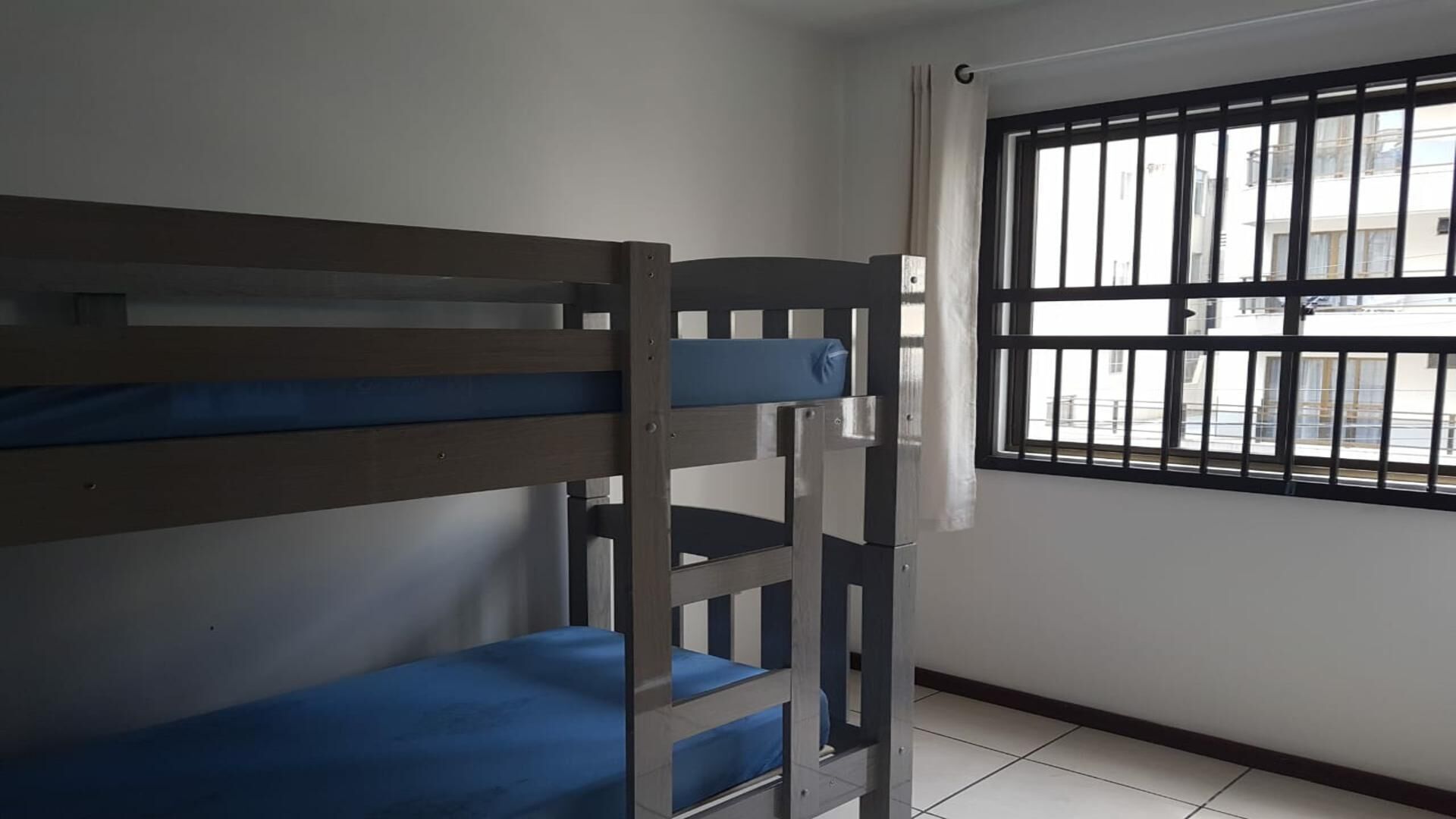 Air conditioning in 3 bedrooms, barbecue, 1 parking space, 1 block from the sea.