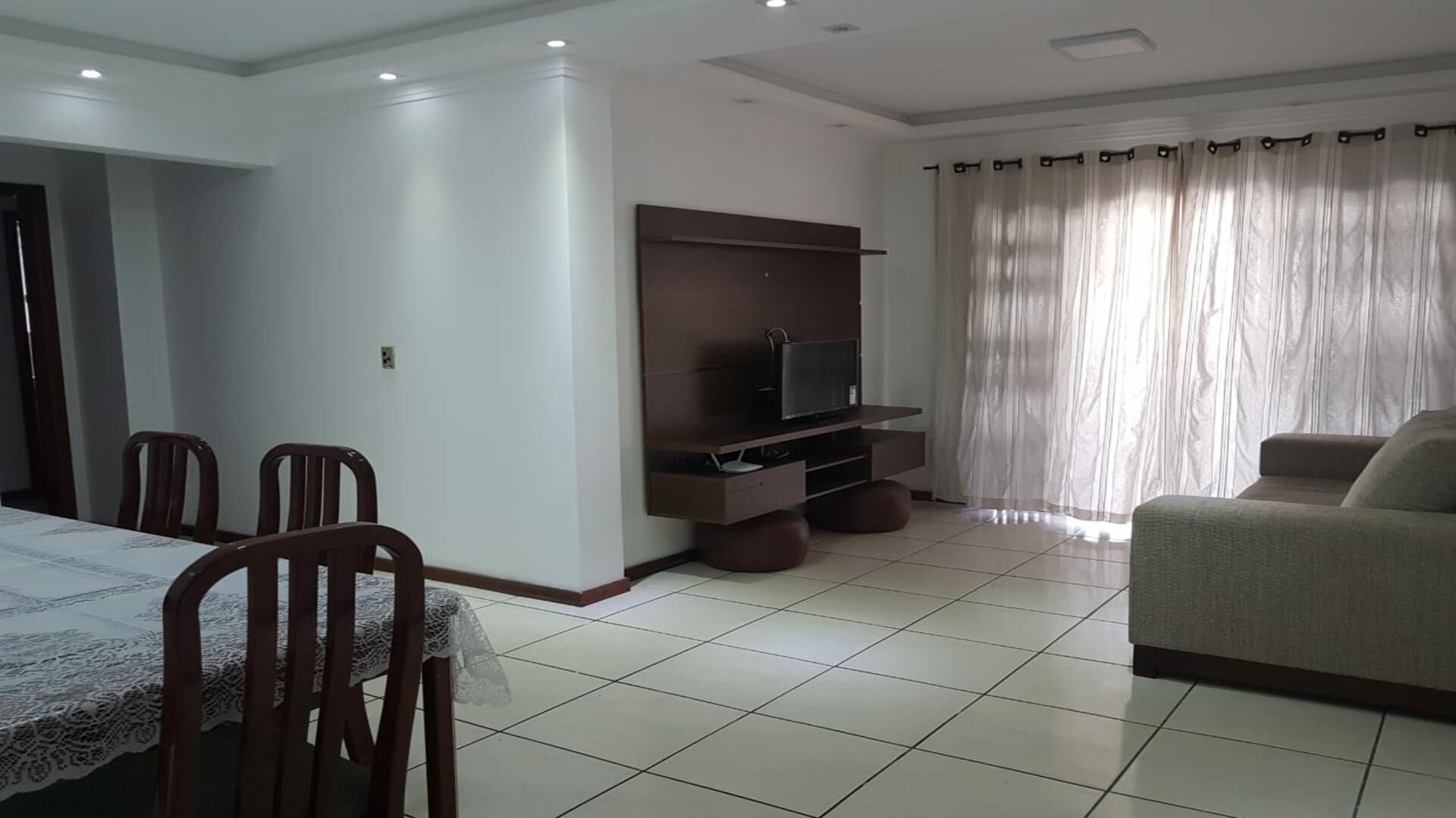 Air conditioning in 3 bedrooms, barbecue, 1 parking space, 1 block from the sea.