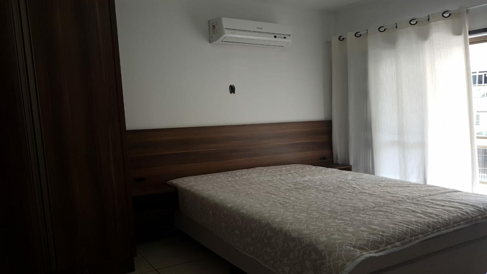 Air conditioning in 3 bedrooms, barbecue, 1 parking space, 1 block from the sea.